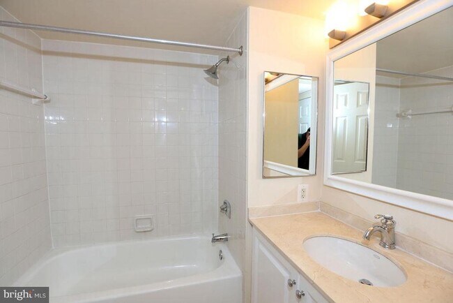 Building Photo - 10101 Grosvenor Pl