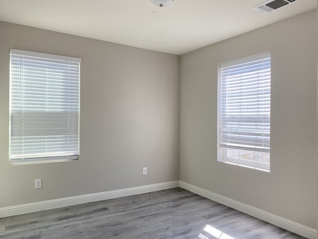 Building Photo - 220 Uccello Way