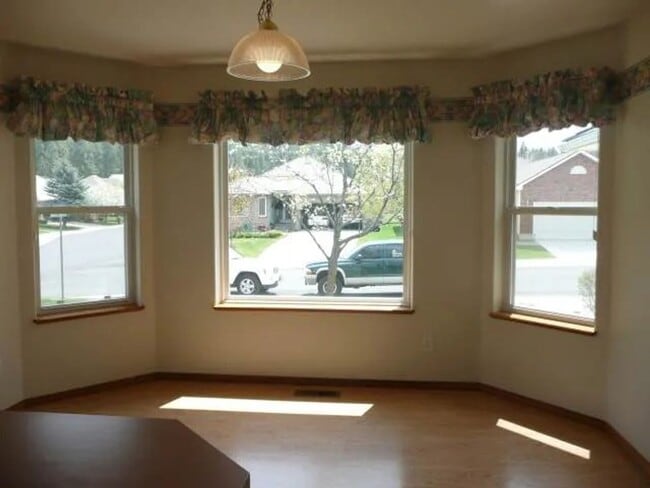 Building Photo - Desirable 3 Bed, 3 Bath Home in Latah Cree...