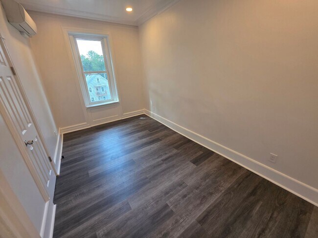 Building Photo - Newly Renovated 2 Bedroom Apartment - Poug...