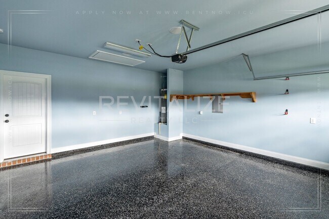 Building Photo - Stunning Luxury Home in Silverhill