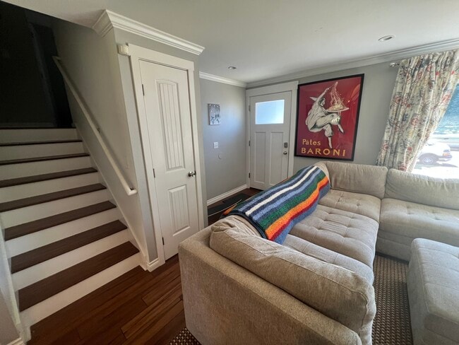 Building Photo - 98 SW Hartley Ave