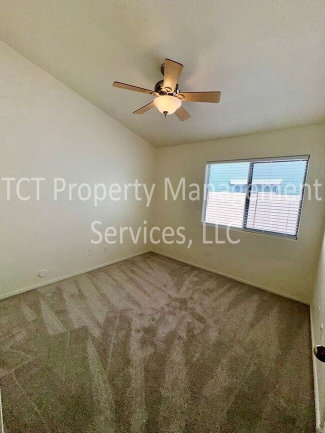 Building Photo - $500 off 1st full month's rent! Cute 3 Bedroom In Power Ranch!