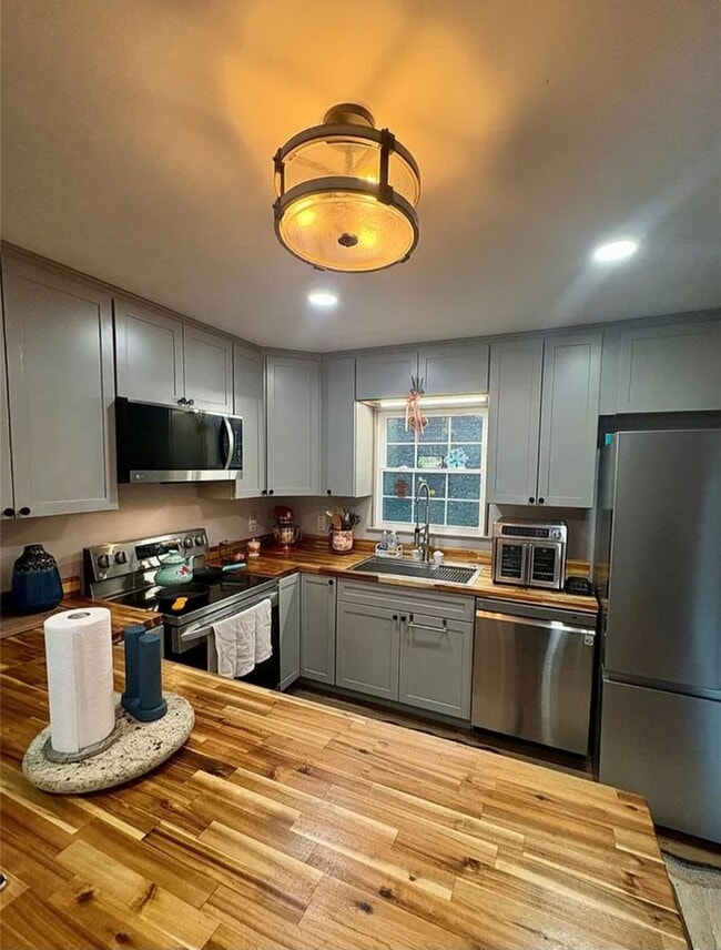 Building Photo - 2050 Blowing Rock Blvd