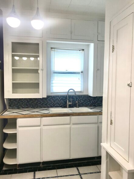 Kitchen - 1107 W Russell Pl