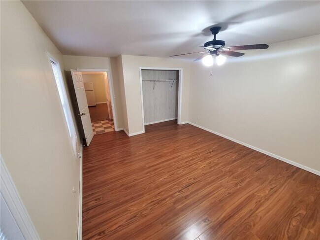 Building Photo - 5450 Twin Lakes Dr