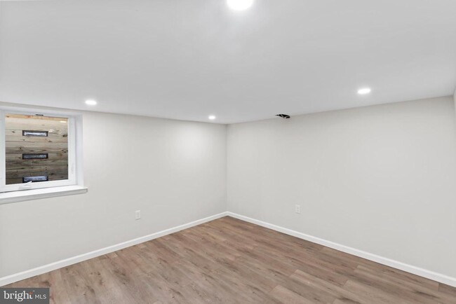 Building Photo - 5004 Barnaby Ln