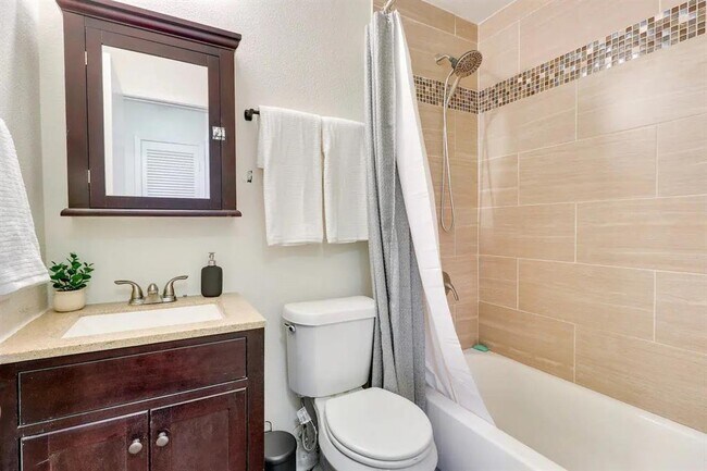 Building Photo - 2401 Manor Rd