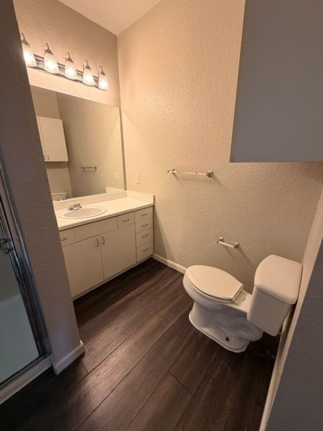 Building Photo - 1 Bedroom Condo in Downtown Free Water, Sewer, Trash and Pest Control! No Hidden Fees!