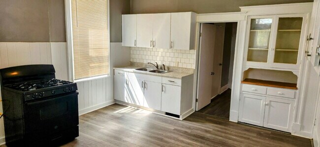Building Photo - "Charming 2-Bedroom Duplex in St Louis – Your Next Cozy Retreat Awaits!"
