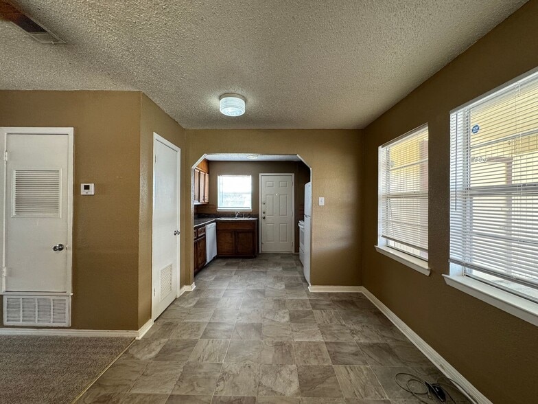 Building Photo - 804-804 Williamson Dr