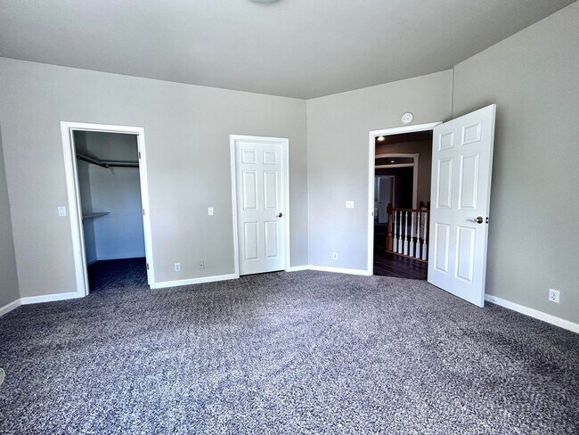 Building Photo - 5 Bedroom Home with a POOL in Folsom