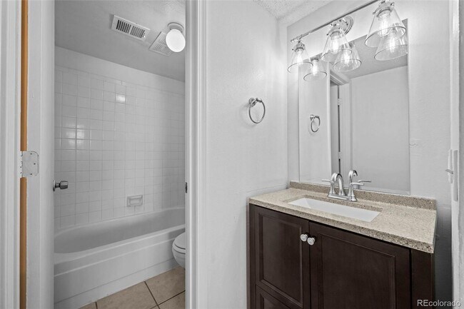 Building Photo - Metro Denver Condo with all the amenities