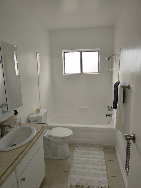 Building Photo - 400 E Live Oak St