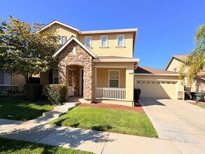 Building Photo - Spacious family home