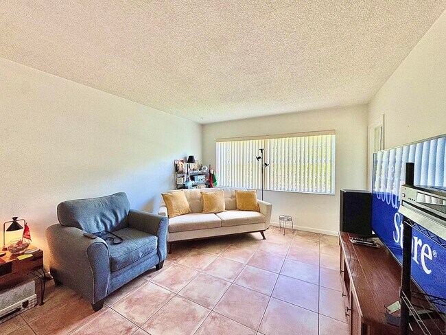 Building Photo - 5181 W Oakland Park Blvd