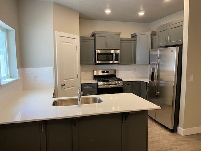Building Photo - 3B/2.5B Townhome
