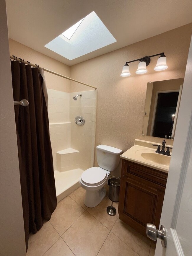 Building Photo - Lovely 3 bed  2 1/2 bath