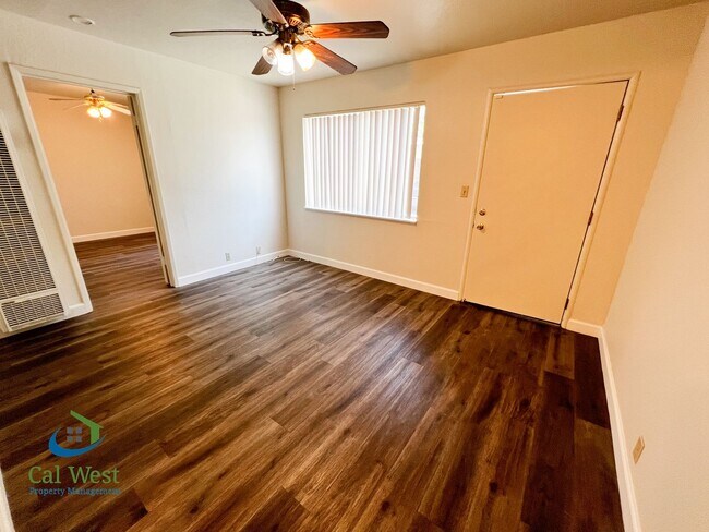 Building Photo - $1995 - Cozy 1/1 located near the Rose Garden