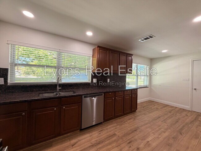 Building Photo - 10621 McGregor Blvd