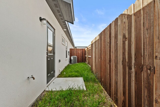 Building Photo - 2BD/2BTH  LUXURY CONDOMINIUM AT THE COVES IN WESLACO