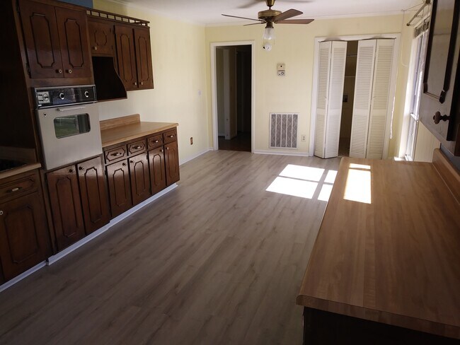 Building Photo - 2512 Sharron Dr