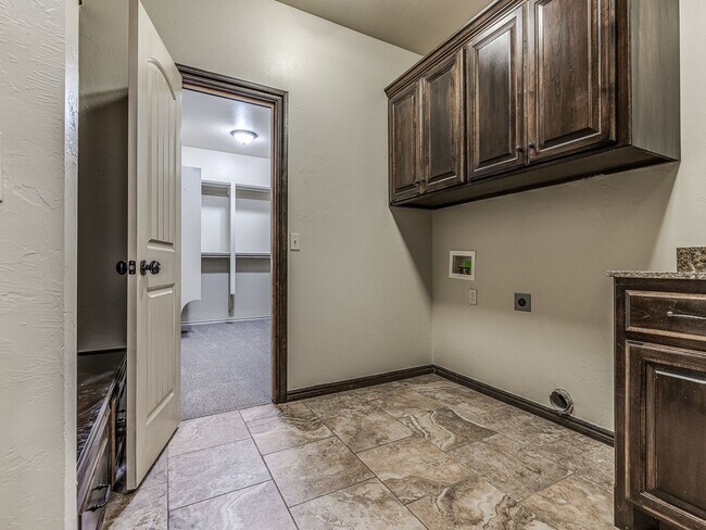Building Photo - Luxury Rental Home in Edmond Schools + Com...