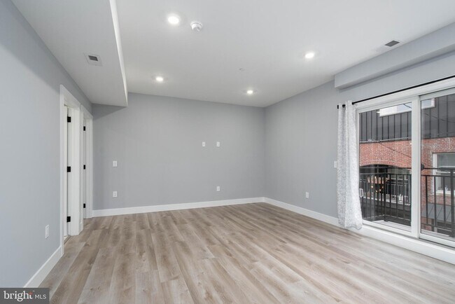Building Photo - 2323 E Cabot St