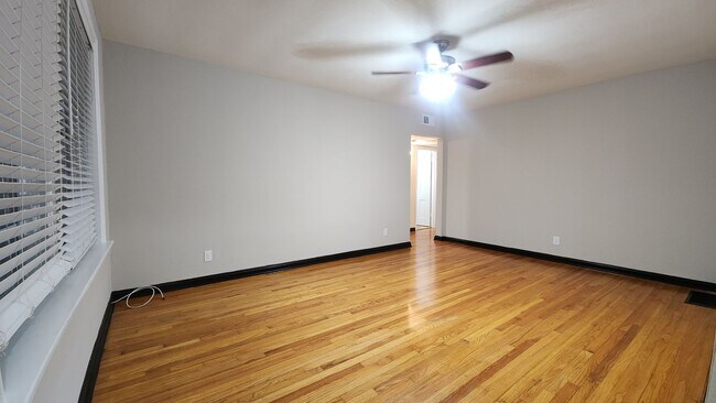 Building Photo - ***Dogtown***Beautiful Two Bedroom Available Soon!***In Unit Washer and Dryer