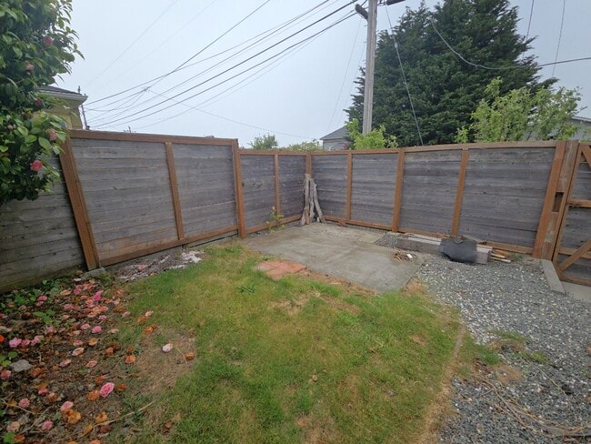 Building Photo - Beautifully designed 2BD/1BA home located near Henderson Center!