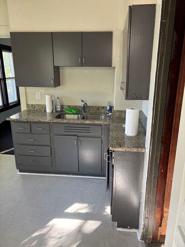 Building Photo - 812 W Park Ave