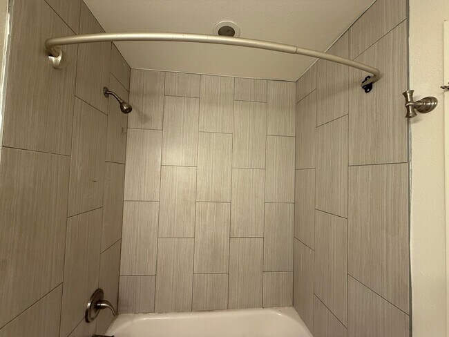 Building Photo - 2 Bed / 1 Bath Townhouse-Style Unit — Auburn Greens