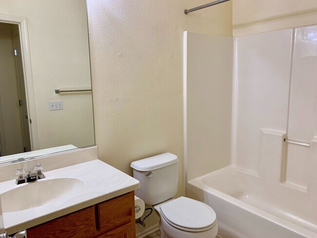 Building Photo - Beautiful 3 bed 2.5 bath Home with 2 car garage