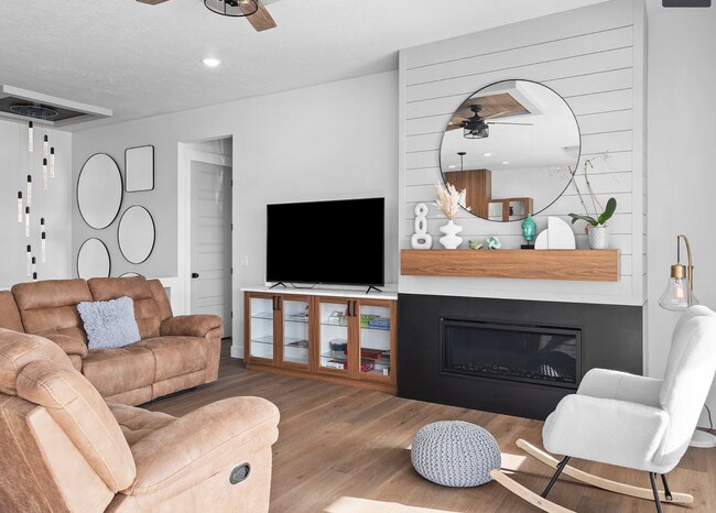 Building Photo - GORGEOUS Sandy Home!!!