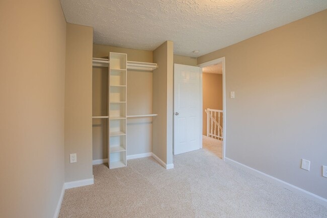 Building Photo - Stunning 3 BR/3 BA EOG Townhome in Columbia!