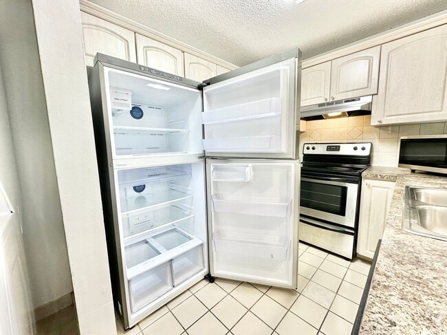 Building Photo - 351 Palm Way