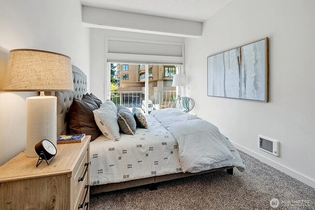 Building Photo - 2 Bed 1.5 Bath Condo Downtown Bellevue