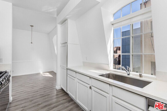 Building Photo - 9800 Vidor Dr