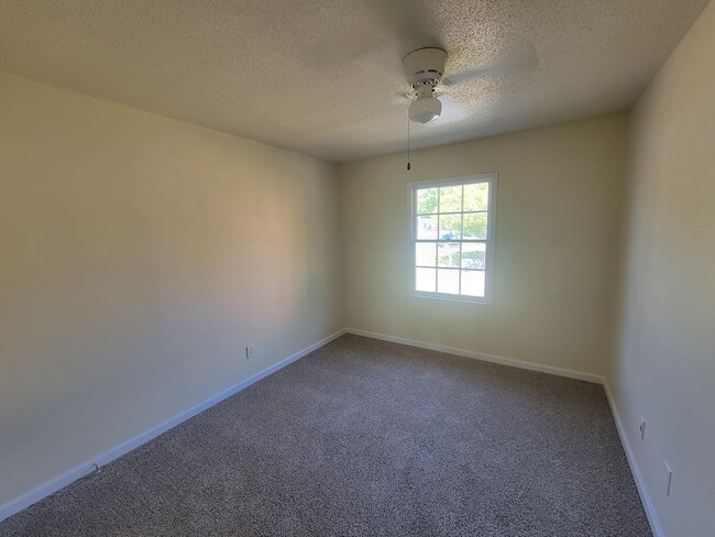 Building Photo - 3 Bedroom 2.5 Bathroom Townhome
