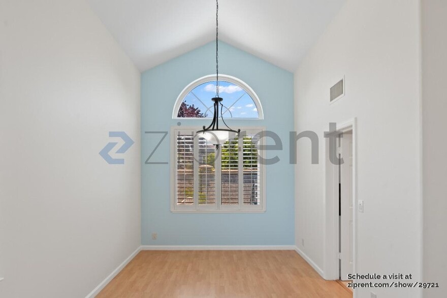 Building Photo - Unit