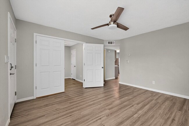 Building Photo - 1812 Buena Vista Dr SE