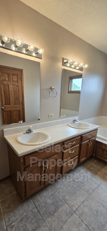 Building Photo - 3120 Pinoak Ct
