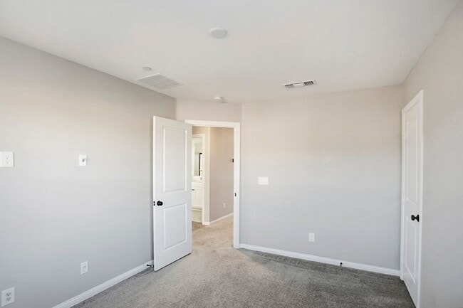 Building Photo - Inspirada Beauty With Bed and Bath On 1st Floor