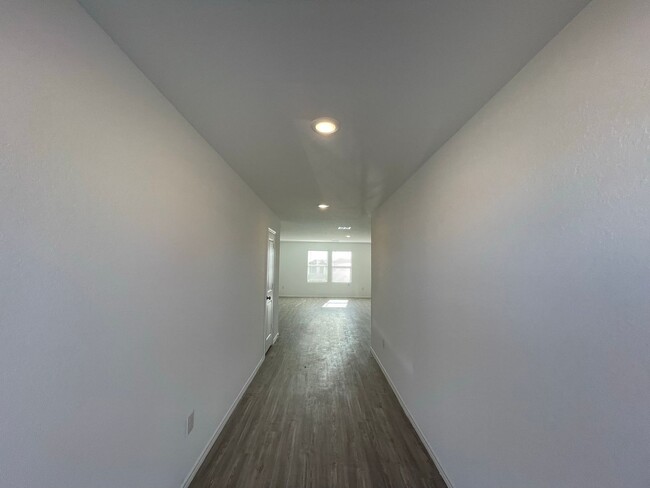 Building Photo - Spacious Floorplan- 2 Story Home in The Si...