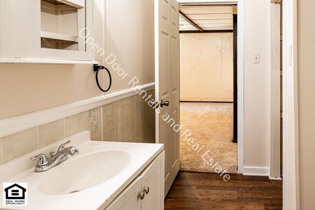 Building Photo - 460 S Elm St