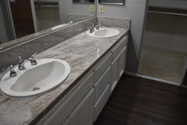 Building Photo - 924 Christy Ct