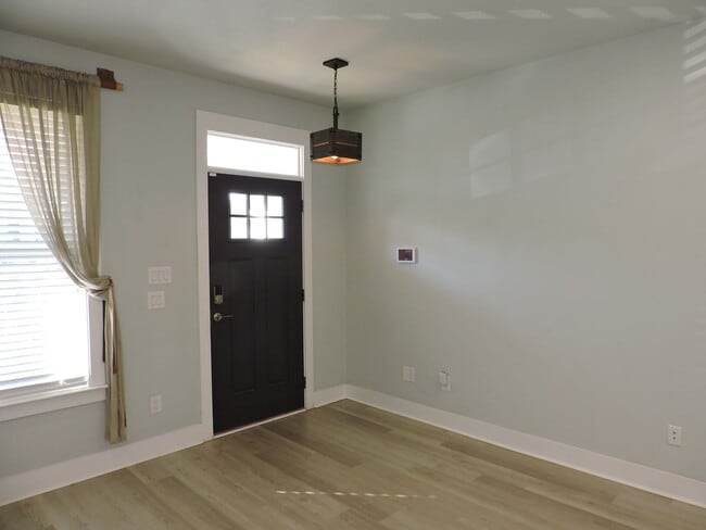 Building Photo - Easy access to interstate, shopping & downtown Pensacola!