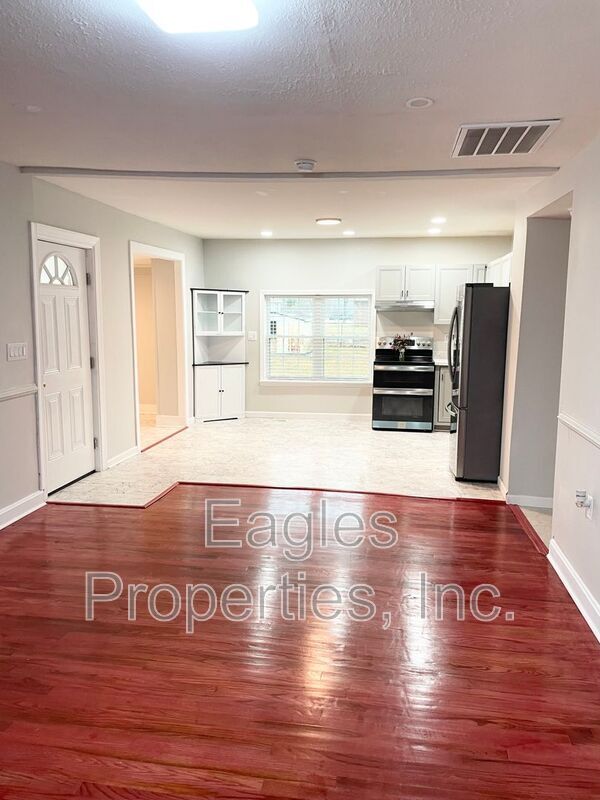 Building Photo - 104 Lane St