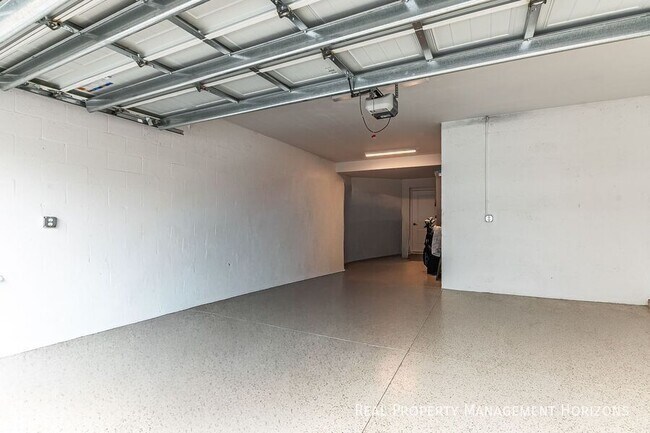 Building Photo - 5623 N Honore Ave