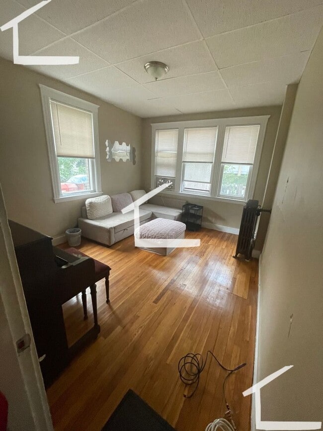 Building Photo - 2BR 1Bth unit! Great location! Heat / Hot Water included! Laundry in building